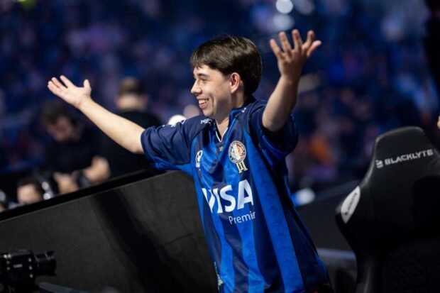 Victoire de M8 aux Mondiaux Fortnite 2025 à la LDLC Arena Lyon, avec Gentle Mates Fortnite célébrant leur succès historique sur la scène compétitive.